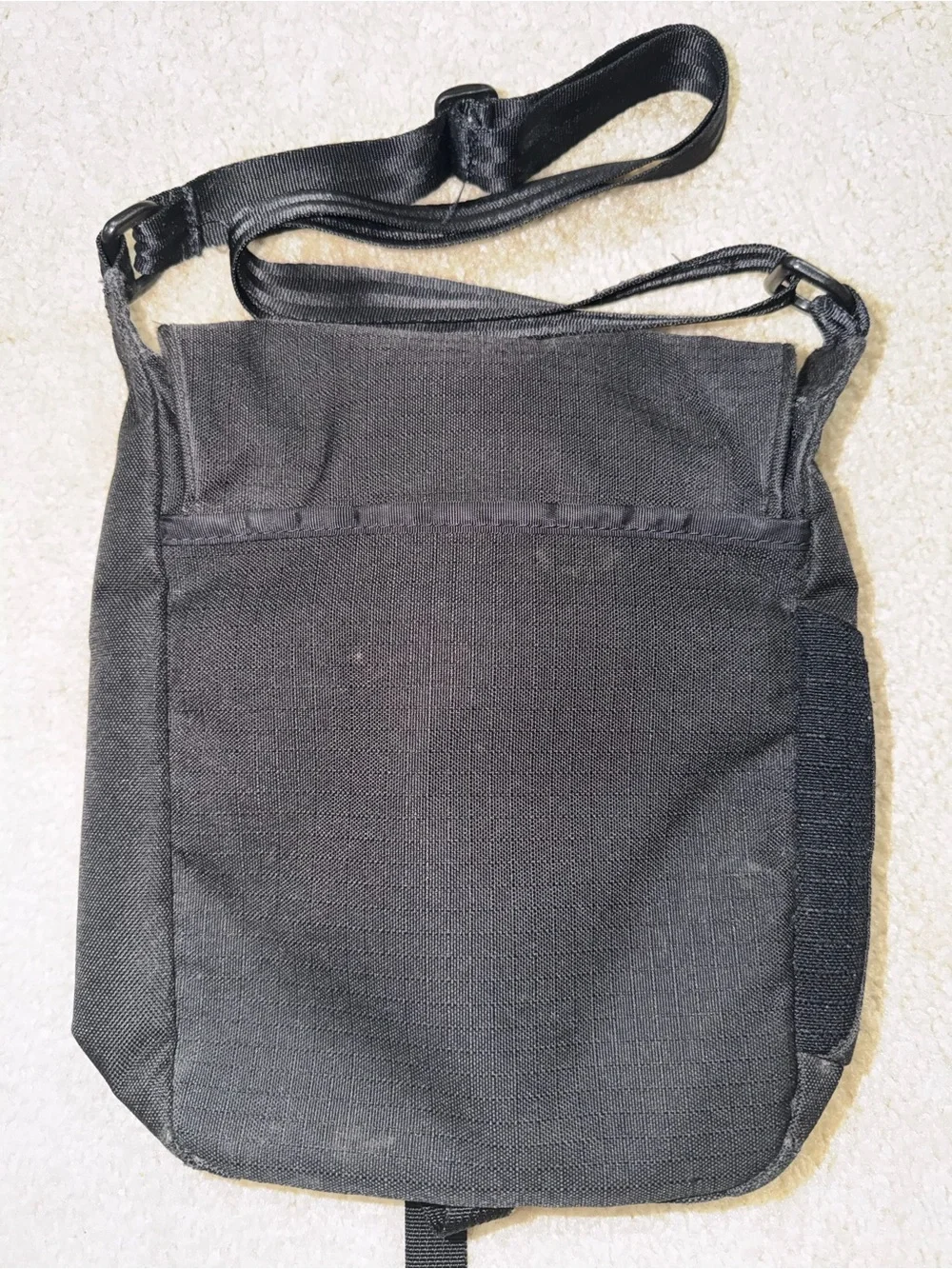 Dakine Black Gray Adjustable Crossbody Shoulder Messenger Bag Pockets Buckle